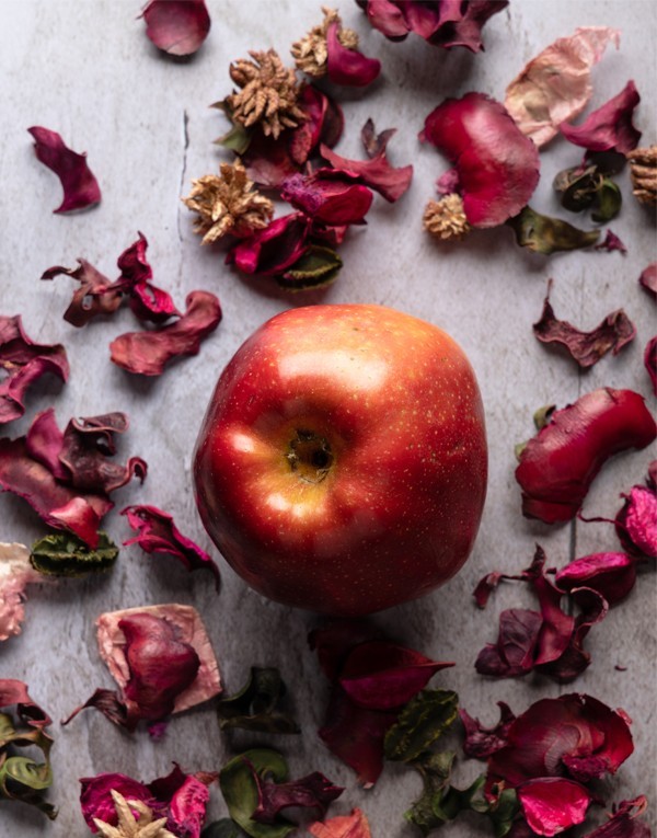 Active ingredients and unifying extracts (Rose blossom extract and Apple extract)